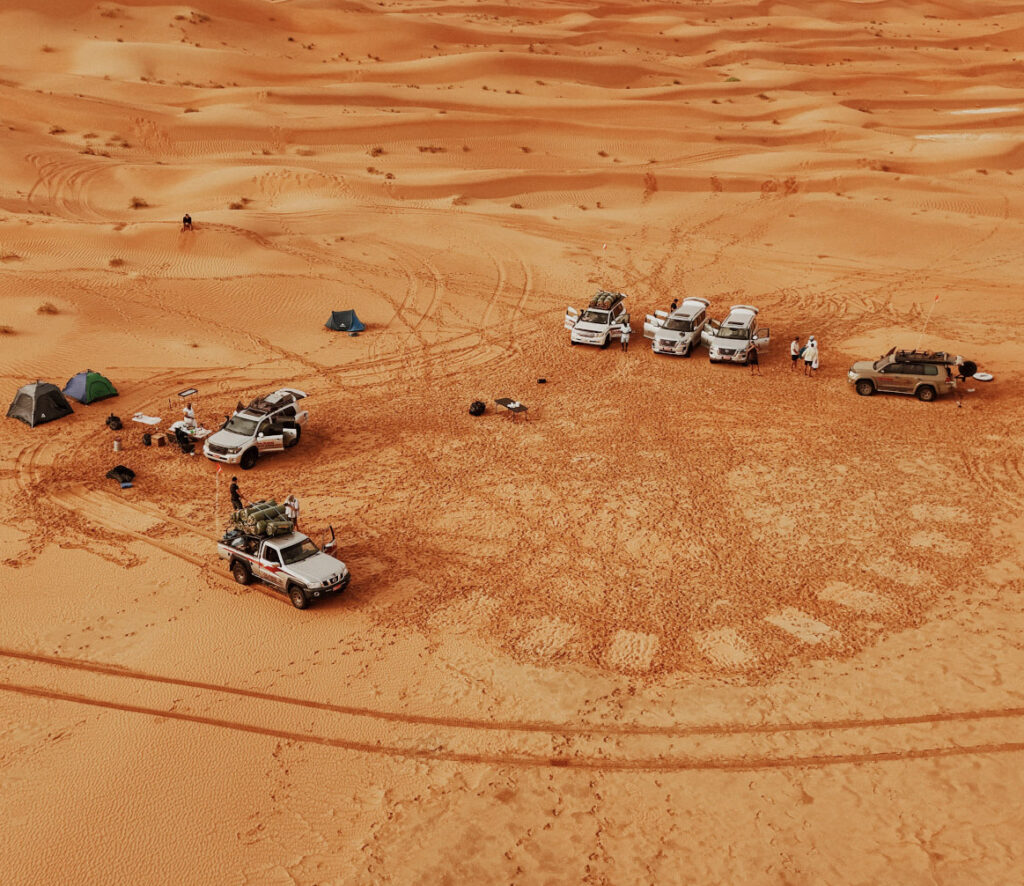 Oman Expedition - Mitten in der omanischen Wüste warten 4x4-Wagen auf ihre Abfahrt