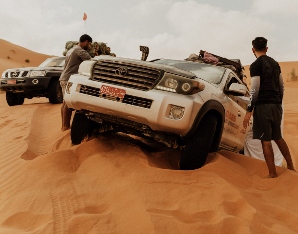 4x4-Auto steckt in der omanischen Wüste in der Expedition Oman fest