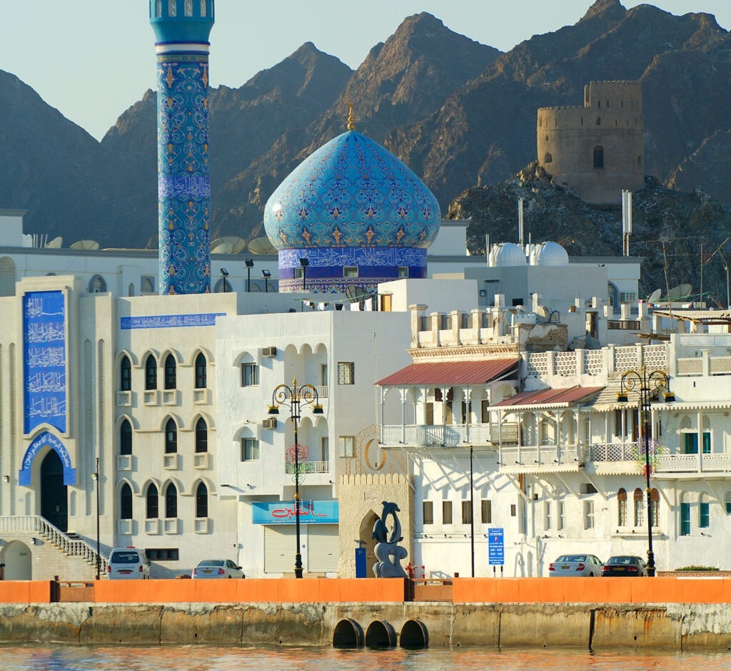 Wunderschöne Moschee am Meer mit dem Hintergrund der Berge und dem blauen Himmel in Muttrah, Region Maskat, Oman bei Elegant Tours