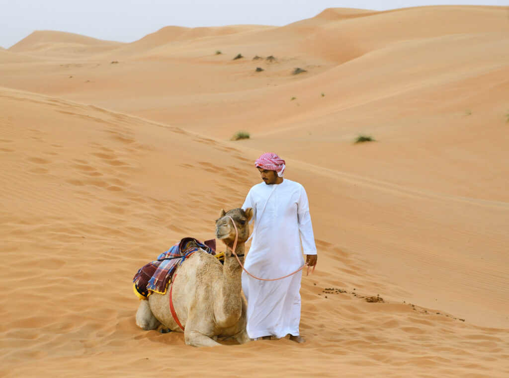 Omanische Mann mit dem Kamel in der Sharqiyah Wüste, Oma - bei Elegant Tours